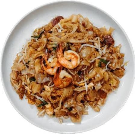 Owen_sky's tweet photo. この「チャークイ��ィオ（炒め米粉麺）」の一皿には、まさに「ウォック・ヘイ（中華鍋の息吹）」が満ち溢れています！平打ちの米粉麺は、醤油が香ばしく甘みのあるキャラメル状の風味をしっかりと纏い、艶やかで輝くような仕上がりに炒め上げられています。 https://t.co/nNcJ2RsDCK