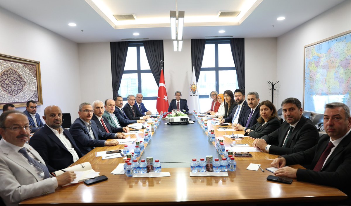 mustafademir's tweet photo. 📍 AK Parti Genel Merkezi

AK Partimizin 25. kuruluş yıl dönümünü kutladığımız bu özel günde, Yerel Yönetimler Başkanlığımız olarak Başkan Yardımcılarımızla birim toplantımızı gerçekleştirdik.

Birim toplantımızda, çeyrek asırlık hizmet sevdasıyla şehirlerimiz için yürüttüğümüz çalışmaları ve yeni dönem projelerimizi değerlendirdik.

Milletle Bütünleşen Belediyecilik anlayışımız doğrultusunda, ilk günkü aşk ve heyecanla, şehirlerimize değer katacak adımları atmaya ve milletimize hizmet üretmeye devam ediyoruz.