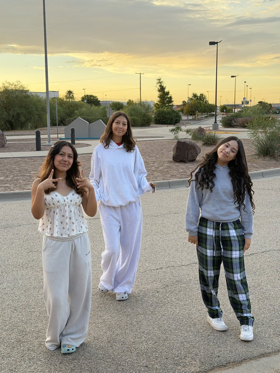 MECollege_HS's tweet photo. 🌅 One last first sunrise. 💙🩵

The Class of 2027 gathered for Senior Sunrise to welcome their final year at Mission Early! Seniors, soak in every moment—your final flight has begun. 🐦‍🔥✨#FirstandBest #PhoenixFamily #TeamSISD @missionechs https://t.co/Jc4az6QsEg