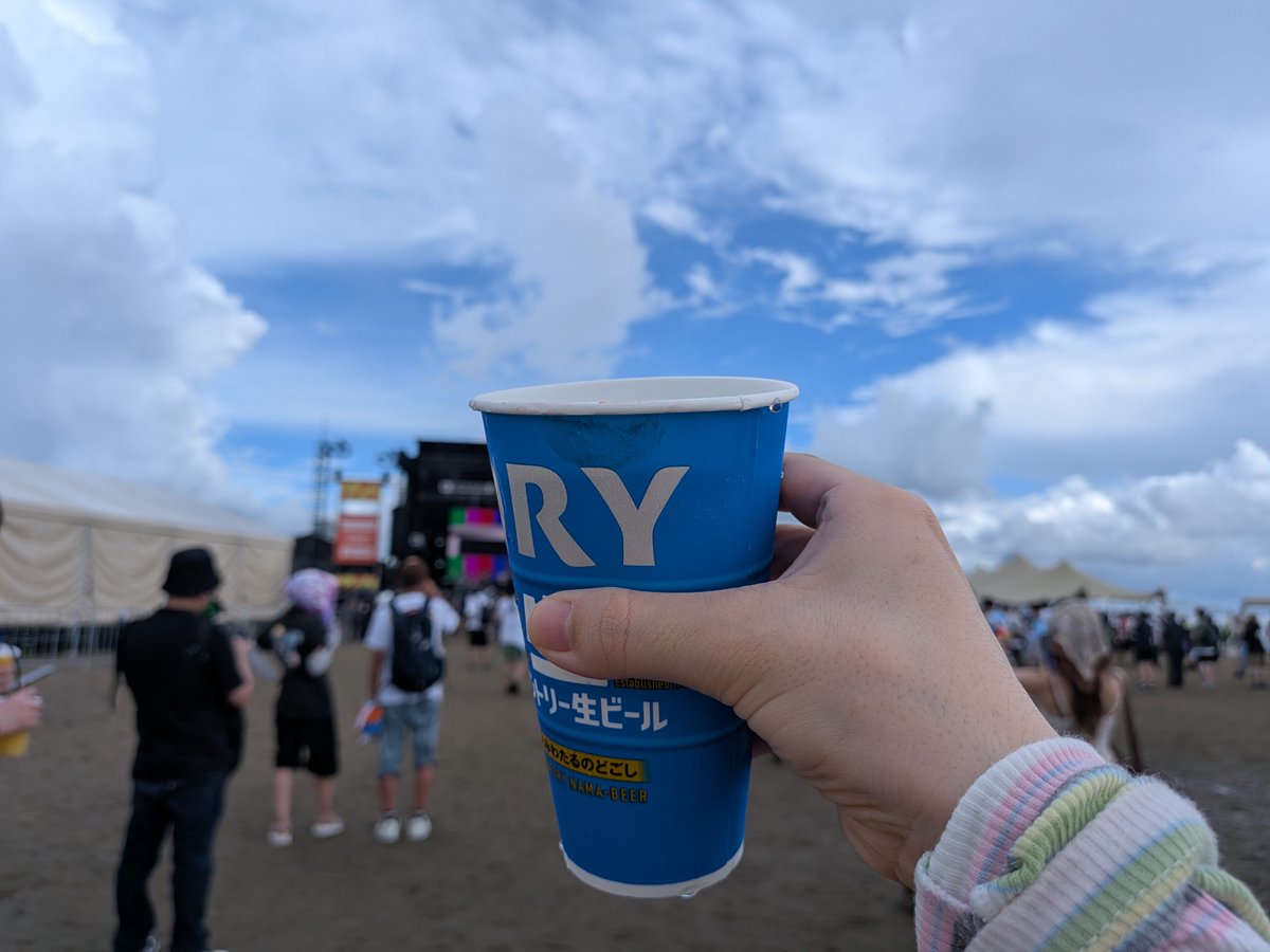 sugoi_tekitou_'s tweet photo. the strokesを拝みにサマソニ😭😭😭😭
あんな曲やこんな曲が聴けて感激…！

まぁ昼にチリソースこぼして物販のTシャツあてにしてたけど並んでたら売り切れて、ずっとチリソースついてるTシャツ着てるけどね👕
あと私が外に出た時だけ大雨降ってずっと水没した靴履いてるけどね👟 https://t.co/gtxJ54ymPw