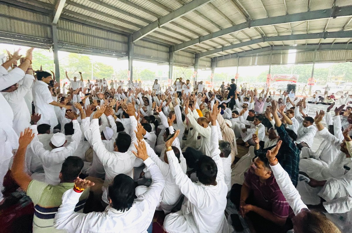 DeependerSHooda's tweet photo. आज पानीपत में राजीव गांधी पंचायती राज संगठन द्वारा आयोजित सत्याग्रह में @INCHaryana अध्यक्ष श्री @raonarenderinc जी के साथ शामिल होकर कांग्रेस के राष्ट्रीय अध्यक्ष श्री मल्लिकार्जुन खड़गे जी की हल्द्वानी जनसभा के बाद भाजपा द्वारा हवन करने और गंगाजल छिड़काव कर शुद्धिकरण कराने की शर्मनाक घटना के खिलाफ विरोध किया। 

हमारी मांग है कि इसके लिए जिम्मेदार लोगों के खिलाफ सख्त कार्रवाई की जाए। भाजपा अध्यक्ष और प्रधानमंत्री जी देश से माफी मांगें। 

साथ राजीव गांधी पंचायती राज के राष्ट्रीय अध्यक्ष @SunilPanwarINC जी, AICC सचिव @JitendraBaghel_ जी, हरियाणा RGPRS के प्रदेश अध्यक्ष फॉमलाल जी, करनाल लोकसभा से कांग्रेस प्रत्याशी रहे @DivyanshuB_raja जी, पानीपत शहर विधानसभा से कांग्रेस प्रत्याशी रहे बुल्ले शाह जी, पानीपत ग्रामीण विधानसभा से कांग्रेस प्रत्याशी रहे @SachinKunduINC जी, पूर्व विधायक @Balbir_MLA जी, पूर्व मंत्री बिल्लू कादयान जी, पानीपत शहर कांग्रेस जिलाध्यक्ष बलजीत सिंह जी, पानीपत ग्रामीण कांग्रेस जिलाध्यक्ष रमेश मलिक जी, कंवर सिंह छोक्कर जी, खुशीराम जागलान जी, मिथुन वर्मा जी, धर्मेन्द्र अहलावत जी, शौर्यवीर जी, निर्मल चौहान जी, सतपाल रोड़ जी, रीना बाल्मीकि जी, सुरेन्द्र गौर जी, बलवान वाल्मीकि जी, सुमित घनघस जी, नीरजा जी, बिजेन्द्र नरवाल जी, अनिल मलिक जी, पुनीत जी, जसबीर पन्नू जी समेत बड़ी संख्या में स्थानीय कांग्रेस नेता कार्यकर्ता मौजूद रहे।

@kharge @RahulGandhi @priyankagandhi @kcvenugopalmp @INCIndia @SanjaySDutt @INCHaryana