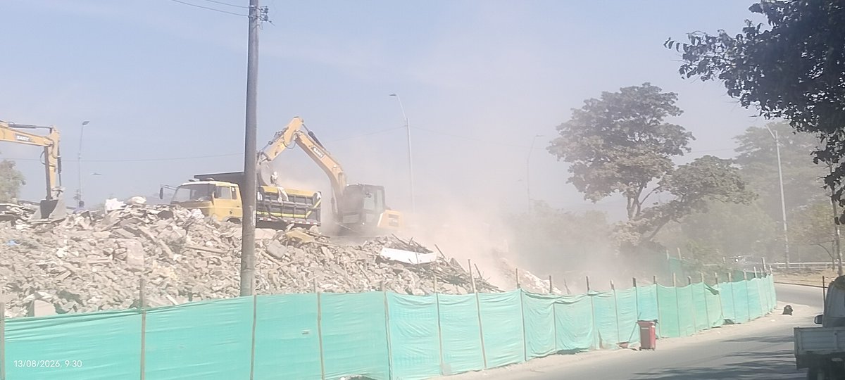 willivarvp's tweet photo. @UaespCali @AlcaldiaDeCali @alejoeder Hago un llamado a @DiegoHau @DagmaOficial @personeriacali  para que se dispongan a humedecer la escombrera para la evacuación. Nuestros niños , adultos mayores se están enfermando por tanta contaminación. Observen la polución.  Es por eso que esta escombrera debió ser cerrada https://t.co/lgt3P4HJe0