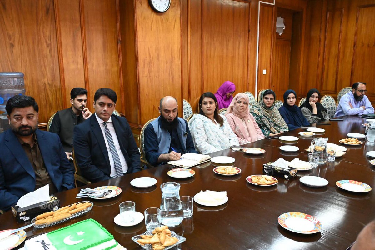 ranamashhood's tweet photo. آزادی کا جشن، عزمِ پاکستان کے نام! 🇵🇰

چیئرمین پرائم منسٹرز یوتھ پروگرام رانا مشہود احمد خاں نے یومِ آزادی کے موقع پر وزیراعظم یوتھ پروگرام کی ٹیم اور یوتھ پروگرام کے فوکل پرسنزکے ساتھ خصوصی میٹنگ کی۔

اس موقع پر انہوں نے تمام شرکاء کو یومِ آزادی کی مبارکباد دی اور پاکستان کی ترقی، خوشحالی اور نوجوانوں کے روشن مستقب�� کے لیے مل کر کام کرنے کے عزم کا اعادہ کیا۔

میٹنگ کے بعد یومِ آزادی کی خوشی میں کیک کٹنگ کی تقریب بھی منعقد کی گئی۔ 

پاکستان  ہمیشہ زندہ باد!  

#PMYP  #FreedomWithPride2026  #IndependenceDay