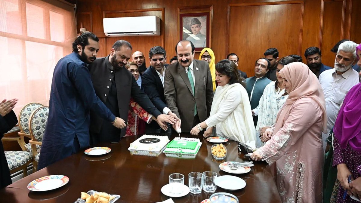 ranamashhood's tweet photo. آزادی کا جشن، عزمِ پاکستان کے نام! 🇵🇰

چیئرمین پرائم منسٹرز یوتھ پروگرام رانا مشہود احمد خاں نے یومِ آزادی کے موقع پر وزیراعظم یوتھ پروگرام کی ٹیم اور یوتھ پروگرام کے فوکل پرسنزکے ساتھ خصوصی میٹنگ کی۔

اس موقع پر انہوں نے تمام شرکاء کو یومِ آزادی کی مبارکباد دی اور پاکستان کی ترقی، خوشحالی اور نوجوانوں کے روشن مستقب�� کے لیے مل کر کام کرنے کے عزم کا اعادہ کیا۔

میٹنگ کے بعد یومِ آزادی کی خوشی میں کیک کٹنگ کی تقریب بھی منعقد کی گئی۔ 

پاکستان  ہمیشہ زندہ باد!  

#PMYP  #FreedomWithPride2026  #IndependenceDay