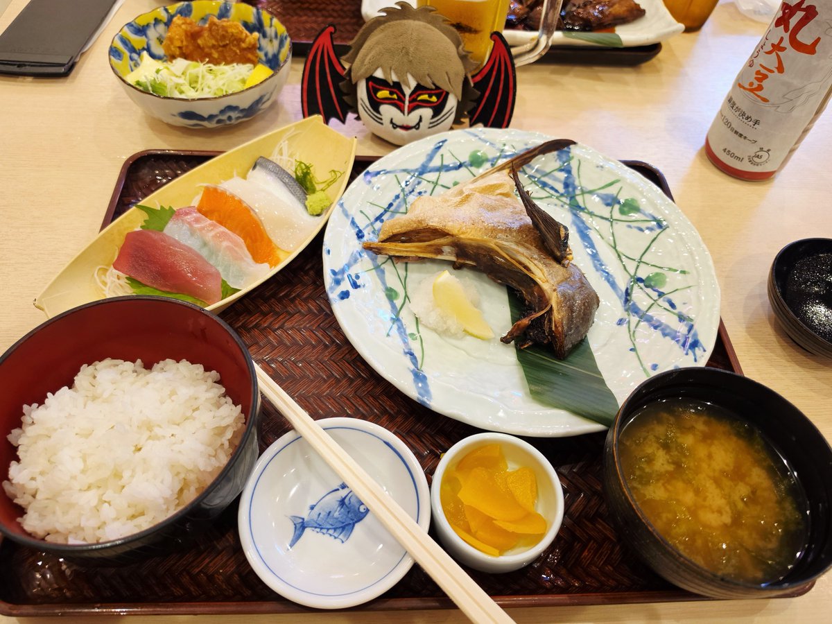 skmk69's tweet photo. 当日一緒に参戦した友達と有明ガーデンの源ちゃんでガッツリお昼ご飯食べたのに(米が足りなくて有料おかわりしたw)ベンジー終演時には音圧で小腹が空いたので、転換の間にポテト買ってクロマニヨンズ観ながら食べてた😋 https://t.co/EndiIaG1Bo