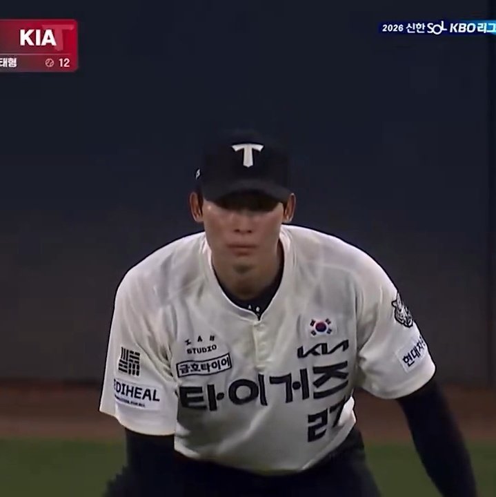 UDI__0000's tweet photo. 구름 돌아버리게 만드는 령떤남자
ㅈㄴ 호랑이같고 무섭고 움직이는순간 사냥당할것같고 https://t.co/4RDNYY3mgC