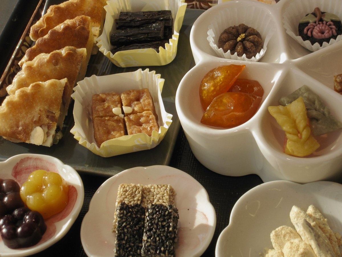 frauparan's tweet photo. 수원에서 다과 한 상을 먹었는데 정말 맛있었다. (이게 무려 18,000원 ㅠㅠ) 
마침 손님이 우리밖에 없어서 명인님께서 행궁 노을이 예쁜 자리도 알려주시고 사계절 풍경 이야기도 해주심,,, https://t.co/k3Abe8jy1p