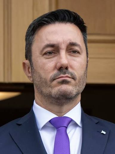 El_Prensero's tweet photo. IOSFA: El regreso de la estatización de deudas

El ex ministro de Defensa Luis Petri fundió la obra social IOSFA, pasando de un superávit récord a una deuda de $248.600 millones. Ante el colapso que deja a 600 mil afiliados sin remedios ni tratamientos oncológicos, Milei firmó el decreto 88/2026. Al igual que en la dictadura militar, el Estado vuelve a estatizar deudas espurias: el Tesoro Nacional absorberá el desfalco. El oficialismo, denunciado penalmente por la diputada Arrieta, repite la historia: los jerarcas vacían las cajas y el ajuste lo paga el pueblo.