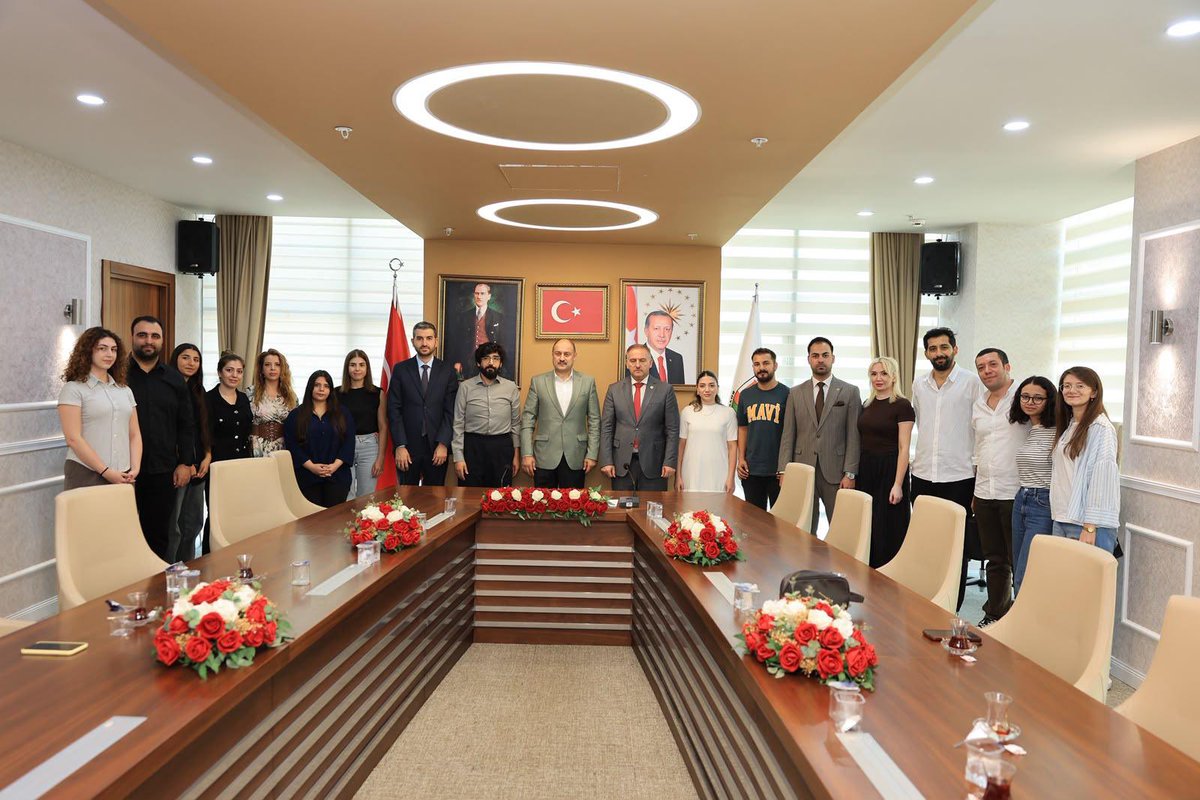 sbbkultur's tweet photo. 🏆🇹🇷 DÜNYA ŞAMPİYONU VOX HUMANIS’TEN BAŞKANIMIZ MEHMET KASIM GÜLPINAR’A ZİYARET!

İsveç’te düzenlenen World Choir Games 2026’da dünya şampiyonu olan Vox Humanis Çoksesli Koro Topluluğu, Şanlıurfa Büyükşehir Belediye Başkanımız Mehmet Kasım Gülpınar’ı ziyaret etti.

Başkan Gülpınar; Harran Üniversitesi Rektörü Prof. Dr. Mehmet Tahir Güllüoğlu, Koro Şefi Dr. Öğr. Üyesi Fırat Altun ve koristleri ağırlayarak tarihi başarılarından dolayı tebrik etti.

Şanlıurfa’mıza dünya çapında gurur yaşatan Vox Humanis’i ve emeği geçen herkesi kutluyoruz. 👏🎶🌍

@sanliurfabld @MithatCanKutluc