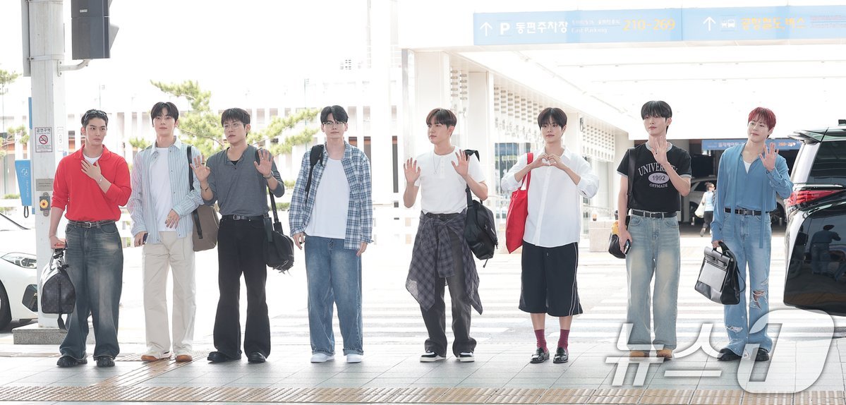 pannchoa's tweet photo. Wanna One leaves the airport in group
https://t.co/VC6zeQj9hH https://t.co/fq9oO1QKza