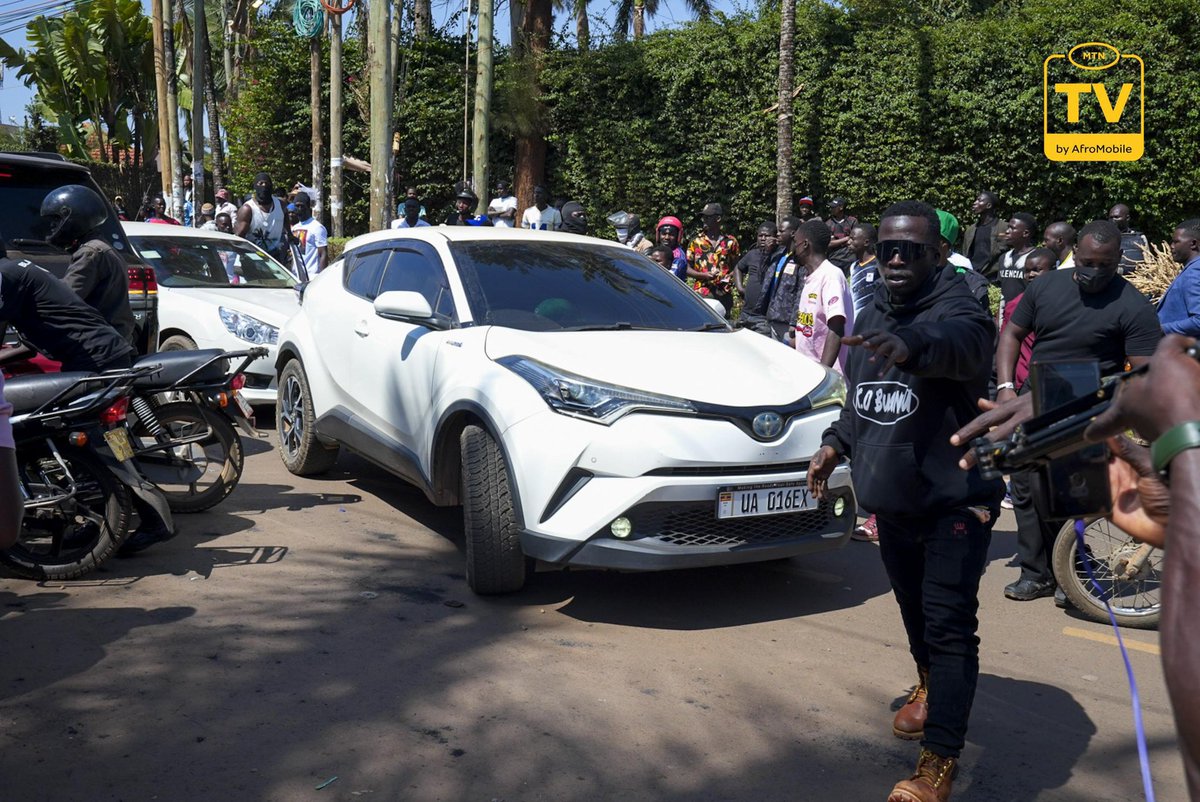 sanyukatv's tweet photo. The King is in the building! @kingsaha_256 has arrived at Kololo, and the excitement at #TondekaEKololoFestival is reaching new heights.

#MTNTVbyAfroMobile #SanyukaUpdates https://t.co/gaqMuJ71FP