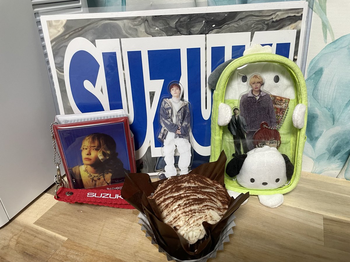 a8k20's tweet photo. すーさん、Happy Birthday🎉
すーさんにもdeep squadにもウルフにも出会えてよかった🥺
甘い歌声もメロメロになる大人の色気も、笑った顔もかわいいすーさんが好きだよ😍
これからも応援するね！
素敵な一年になりますように💕
#WHH
#SUZUKI
#HBD_SUZUKI https://t.co/imQNKN1Fi1