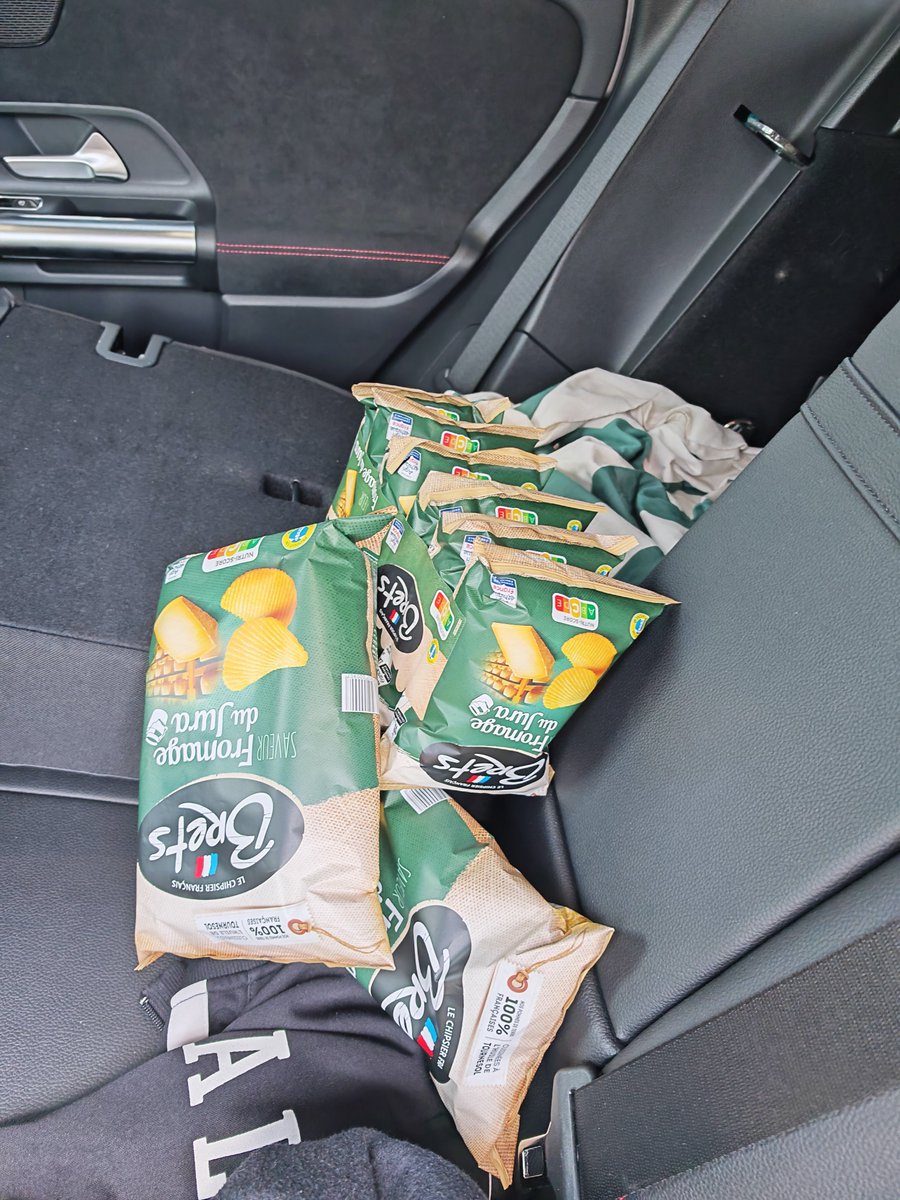 milouzcb's tweet photo. "Enfant prends des chips pour l'apéro !"

"Yes P'pa!"

"Je te rappelle que nous sommes deux"🤣🤣🤣🤣 https://t.co/qeikRHHjKV
