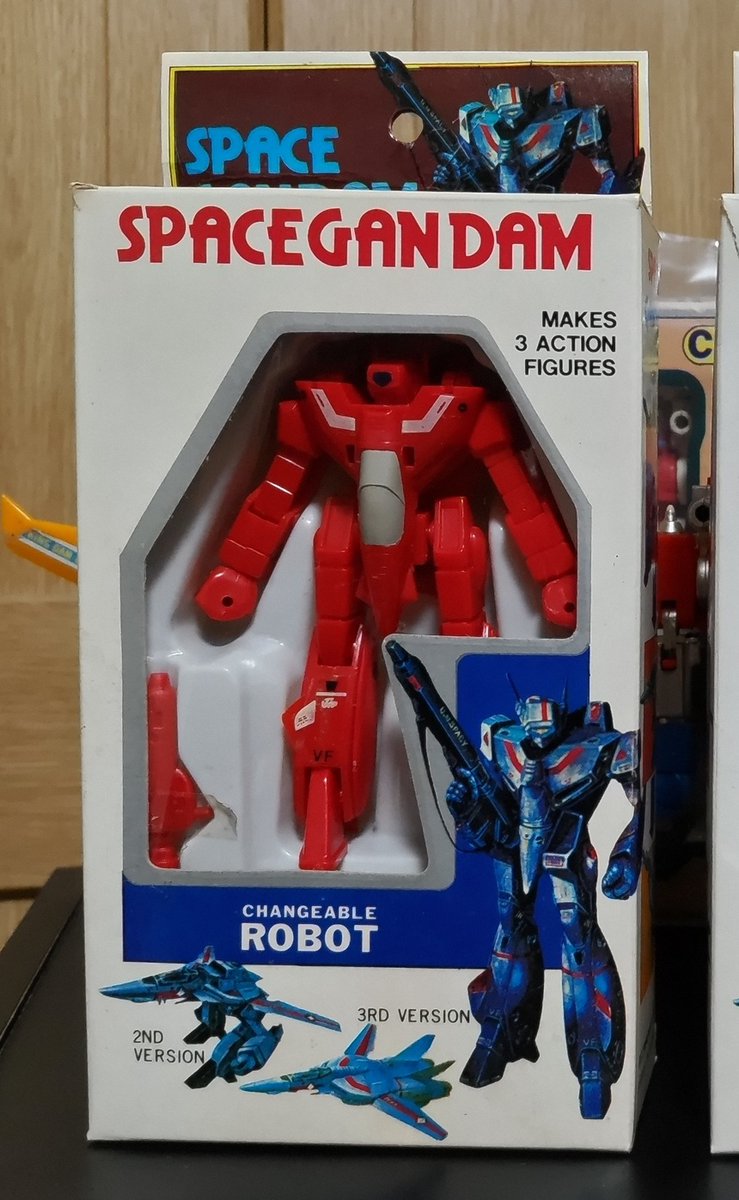 DenkouRiderKick's tweet photo. スペースガンダムVの小型玩具、珍しい赤カラーやら
大型玩具の初期ロゴ版とかも入手してる。
noteあたりに今まで集めたスペースガンダムV玩具をまとめよう
いつかスペースガンダムVに興味を持つ人も現れるだろう…

#스페이스간담V #뽀빠이과학 #韓国アニメ #マクロス #バルキリー https://t.co/QkOqRoiUJd