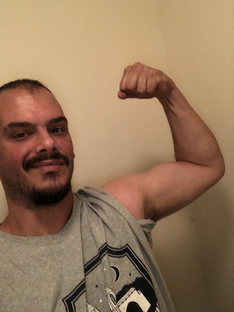 ChrisCa66100471's tweet photo. Happy Flex Friday! https://t.co/qXsCmS1ZfW
