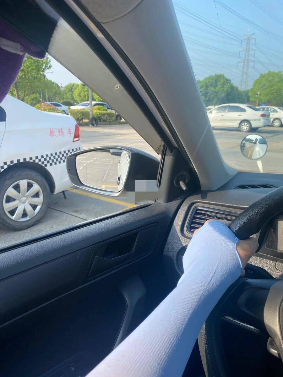 suzyserafim's tweet photo. Just aced my driving test after 3 months of parallel parking fails and hill start panics—thank god for my patient instructor! https://t.co/aiuJyiDUeR