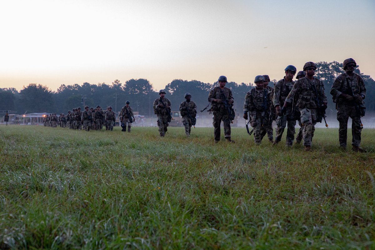 10MTNDIV's tweet photo. 3rd MBCT Soldiers trained on land navigation and CBRNE tasks during Day 2 of E3B, reinforcing the individual skills the formation depends on.
#ClimbToGlory #E3B

@USArmy @USArmyWHC @18airbornecorps https://t.co/RcxAaVBORc