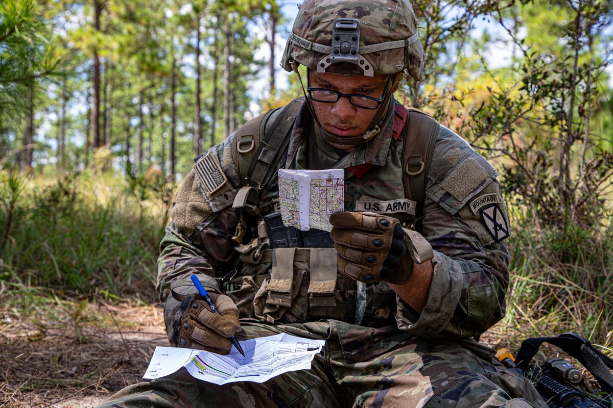 10MTNDIV's tweet photo. 3rd MBCT Soldiers trained on land navigation and CBRNE tasks during Day 2 of E3B, reinforcing the individual skills the formation depends on.
#ClimbToGlory #E3B

@USArmy @USArmyWHC @18airbornecorps https://t.co/RcxAaVBORc