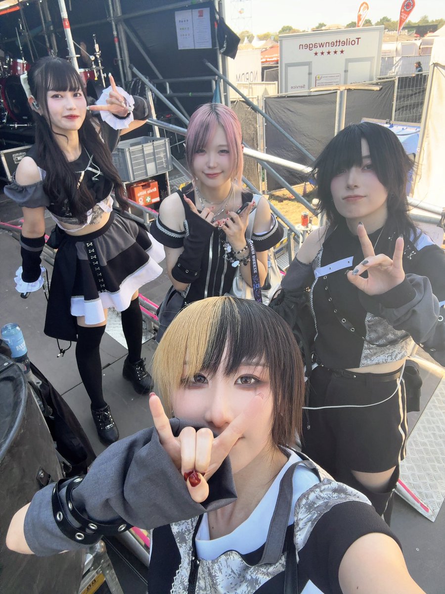 ioio_bbts's tweet photo. 灼熱のReload Festival終了〜🔥
汗と砂でドロドロだけどみんなの笑顔が見れて胸いっぱい。
これにて9カ国13公演のヨーロッパツアー完走だ!!!!
BBTS、最強最鋼🤘💙💚❤️🧡🧟
#BBTS2026 #BrokenByTheScream https://t.co/nVPZpsFQHM
