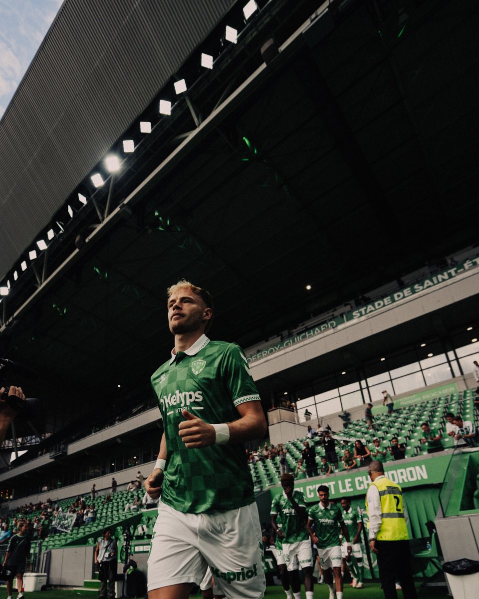 ASSEofficiel's tweet photo. 👀 Tout beaux, tout neufs pour l’échauffement ! 

Les Verts arborent leur nouveau maillot pre-game, parrainé par Kelyps Interim ! 💚