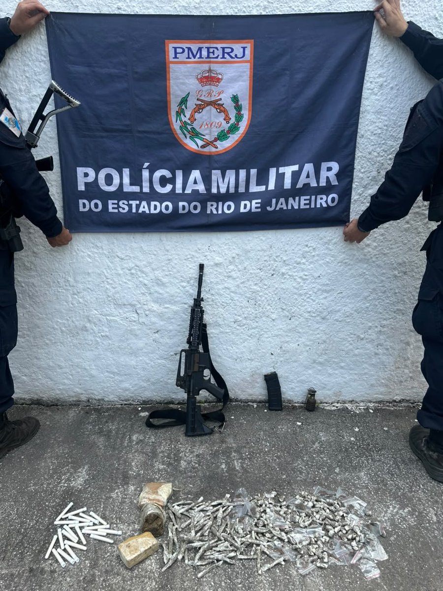 PenhaNewsRJ's tweet photo. FUZIL E GRANADA APREENDIDOS EM SÃO GONÇALO

Policiais do 7BPM apreenderam um fuzil cal. 5.56, munições, uma granada e farta carga de drogas na Comunidade Vila Candoza. O material foi localizado durante ação de vasculhamento na região. A ocorrência foi encaminhada à 75ª DP https://t.co/z0jwLLHVgj