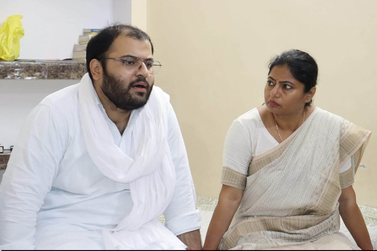 ProfNoorul's tweet photo. सिराथू विधायक डॉक्टर पल्लवी पटेल आपकी हिम्मत को सलाम, दुःख में जो साथ है, चाहें परिस्थिति कैसी भी हों वो अपना है।। https://t.co/faaaHF4WXX
