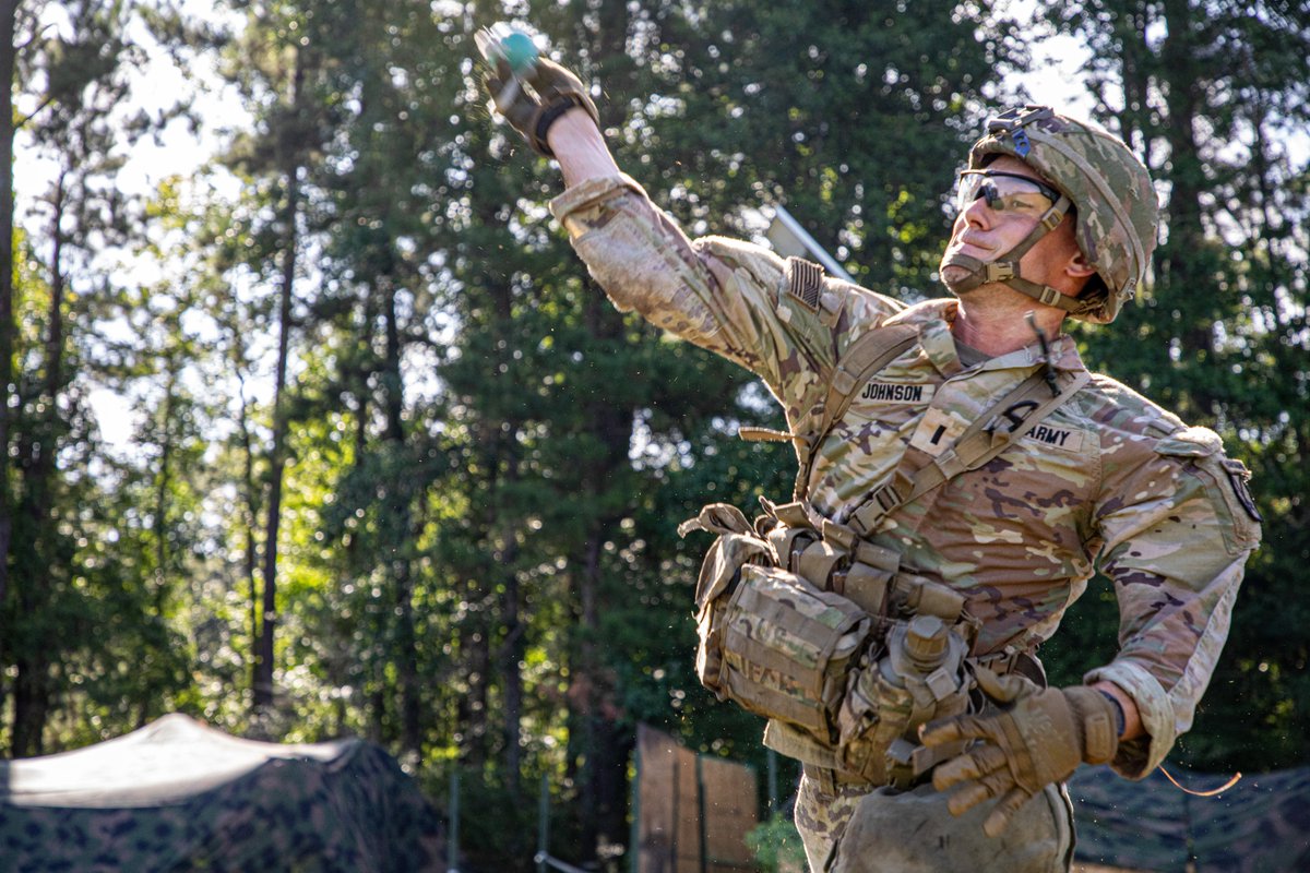 10MTNDIV's tweet photo. One task. One standard: expert.
3rd Mobile Brigade Combat Team Soldiers tested their weapons and medical skills during Day 1 of E3B training at Fort Polk.
#ClimbToGlory #E3B

@USArmy @USArmyWHC @18airbornecorps https://t.co/GcA5CZdhvA