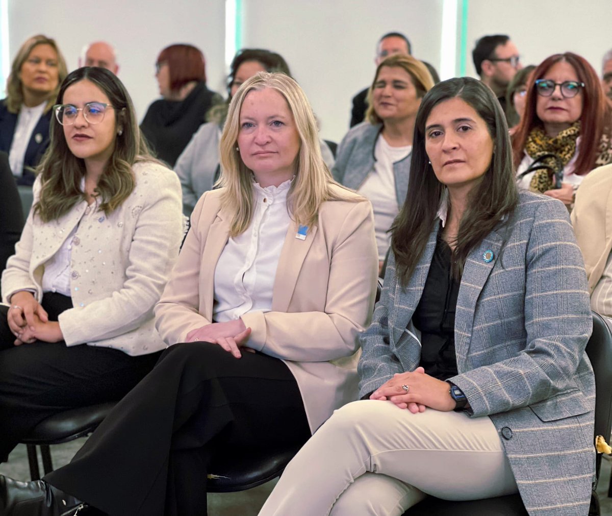 NancySosa2020's tweet photo. Hoy iniciamos el 2.º Congreso Regional de Mujeres de las Fuerzas de Seguridad, en el Salón Malvinas Argentinas de Casa de Gobierno, con la participación de integrantes de las Policías de San Luis, San Juan y Mendoza, el Ejército Argentino, la Policía Federal Argentina y Gendarmería Nacional.
Quiero agradecer especialmente la presencia y el acompañamiento de la vicegobernadora de Mendoza, Hebe Casado, y de la subsecretaria de Seguridad de San Juan, Sandra Chamorro, quienes llegaron a nuestra provincia junto a sus equipos e integrantes de las fuerzas de seguridad.
Su presencia reafirma que estamos encaminadas hacia un mismo rumbo, San Luis, San Juan y Mendoza: la igualdad de oportunidades, el intercambio de experiencias, la capacitación y la cooperación profesional, poniendo en valor el aporte de las mujeres a la seguridad pública, la gestión de crisis y la conducción institucional.
La seguridad de nuestras comunidades la vamos a construir juntos, entre todos, hombres y mujeres que compartimos una profunda vocación de servicio. Porque en una fuerza de seguridad, servir lo es todo.