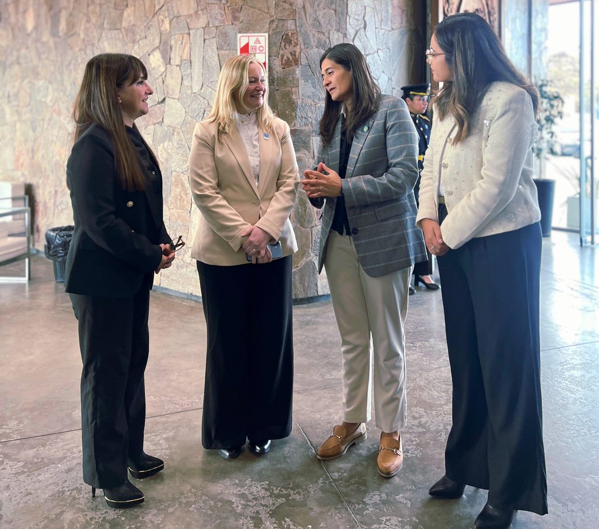 NancySosa2020's tweet photo. Hoy iniciamos el 2.º Congreso Regional de Mujeres de las Fuerzas de Seguridad, en el Salón Malvinas Argentinas de Casa de Gobierno, con la participación de integrantes de las Policías de San Luis, San Juan y Mendoza, el Ejército Argentino, la Policía Federal Argentina y Gendarmería Nacional.
Quiero agradecer especialmente la presencia y el acompañamiento de la vicegobernadora de Mendoza, Hebe Casado, y de la subsecretaria de Seguridad de San Juan, Sandra Chamorro, quienes llegaron a nuestra provincia junto a sus equipos e integrantes de las fuerzas de seguridad.
Su presencia reafirma que estamos encaminadas hacia un mismo rumbo, San Luis, San Juan y Mendoza: la igualdad de oportunidades, el intercambio de experiencias, la capacitación y la cooperación profesional, poniendo en valor el aporte de las mujeres a la seguridad pública, la gestión de crisis y la conducción institucional.
La seguridad de nuestras comunidades la vamos a construir juntos, entre todos, hombres y mujeres que compartimos una profunda vocación de servicio. Porque en una fuerza de seguridad, servir lo es todo.