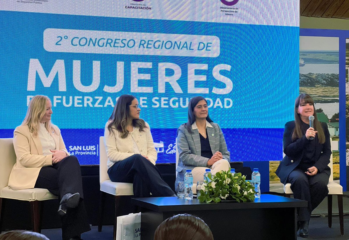 NancySosa2020's tweet photo. Hoy iniciamos el 2.º Congreso Regional de Mujeres de las Fuerzas de Seguridad, en el Salón Malvinas Argentinas de Casa de Gobierno, con la participación de integrantes de las Policías de San Luis, San Juan y Mendoza, el Ejército Argentino, la Policía Federal Argentina y Gendarmería Nacional.
Quiero agradecer especialmente la presencia y el acompañamiento de la vicegobernadora de Mendoza, Hebe Casado, y de la subsecretaria de Seguridad de San Juan, Sandra Chamorro, quienes llegaron a nuestra provincia junto a sus equipos e integrantes de las fuerzas de seguridad.
Su presencia reafirma que estamos encaminadas hacia un mismo rumbo, San Luis, San Juan y Mendoza: la igualdad de oportunidades, el intercambio de experiencias, la capacitación y la cooperación profesional, poniendo en valor el aporte de las mujeres a la seguridad pública, la gestión de crisis y la conducción institucional.
La seguridad de nuestras comunidades la vamos a construir juntos, entre todos, hombres y mujeres que compartimos una profunda vocación de servicio. Porque en una fuerza de seguridad, servir lo es todo.