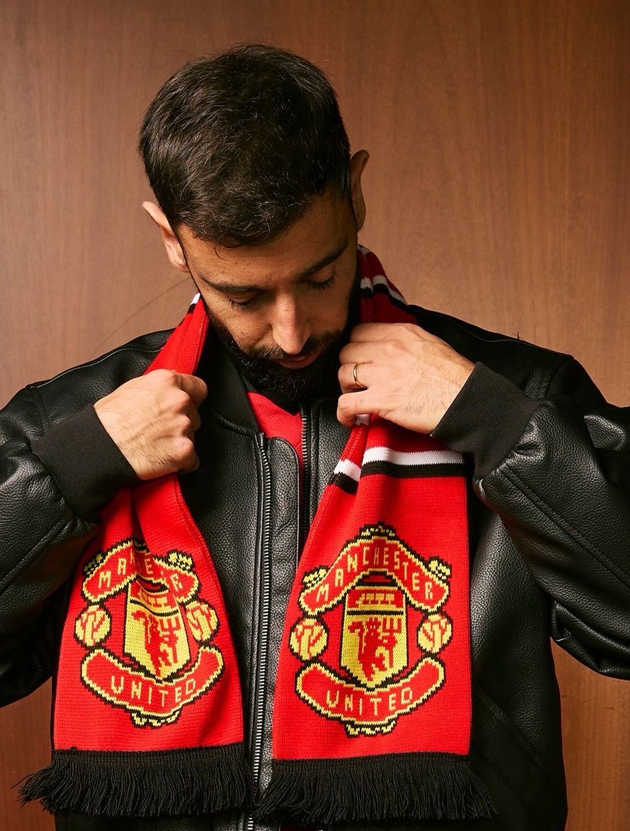 ChinoUTD's tweet photo. 🚨 Bruno Fernandes on whether he’d leave Manchester United for Real Madrid:

🗣️ Reporter:
“If you have another great season and the big clubs come for you, would you go?”

🗣️ Bruno:
“Do United want me to go?”

🗣️ Reporter:
“No, I’m asking if Madrid, Barcelona, Bayern, PSG wanted you.”

🗣️ Bruno:
“I understand. I’m asking if United want me to go. If the biggest club in the world wants me to stay, why would I leave because another big club called? Maybe call them back and ask who else is on their list.”