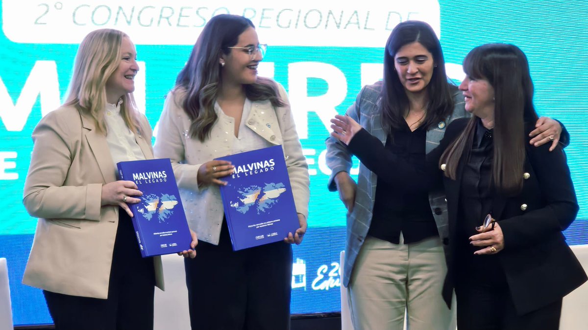 NancySosa2020's tweet photo. Hoy iniciamos el 2.º Congreso Regional de Mujeres de las Fuerzas de Seguridad, en el Salón Malvinas Argentinas de Casa de Gobierno, con la participación de integrantes de las Policías de San Luis, San Juan y Mendoza, el Ejército Argentino, la Policía Federal Argentina y Gendarmería Nacional.
Quiero agradecer especialmente la presencia y el acompañamiento de la vicegobernadora de Mendoza, Hebe Casado, y de la subsecretaria de Seguridad de San Juan, Sandra Chamorro, quienes llegaron a nuestra provincia junto a sus equipos e integrantes de las fuerzas de seguridad.
Su presencia reafirma que estamos encaminadas hacia un mismo rumbo, San Luis, San Juan y Mendoza: la igualdad de oportunidades, el intercambio de experiencias, la capacitación y la cooperación profesional, poniendo en valor el aporte de las mujeres a la seguridad pública, la gestión de crisis y la conducción institucional.
La seguridad de nuestras comunidades la vamos a construir juntos, entre todos, hombres y mujeres que compartimos una profunda vocación de servicio. Porque en una fuerza de seguridad, servir lo es todo.