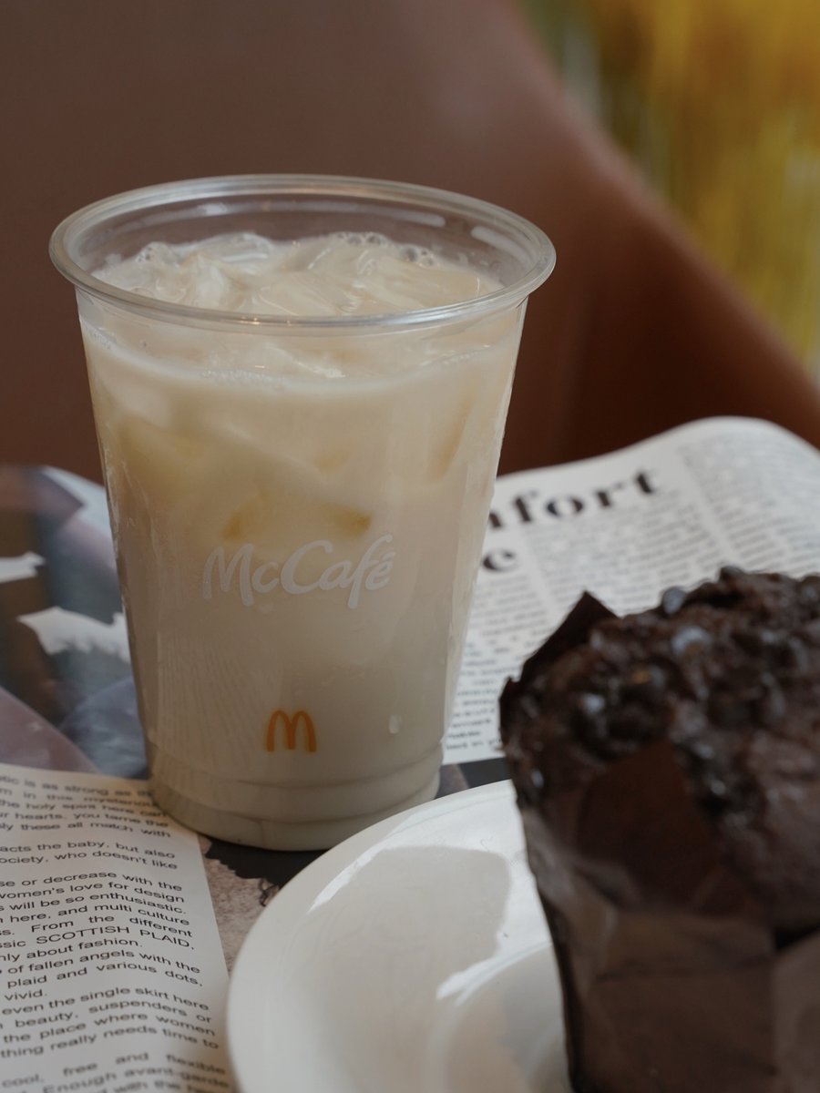 HIGHB85558355's tweet photo. :coffee: Quick summer pick-me-up: iced oat latte! Brew double espresso, pour over chilled oat milk, add a splash of vanilla syrup u0026 ice. 5 mins, total joy. #EasyDrinks #CoffeeLover， https://t.co/30J3eLGT1S