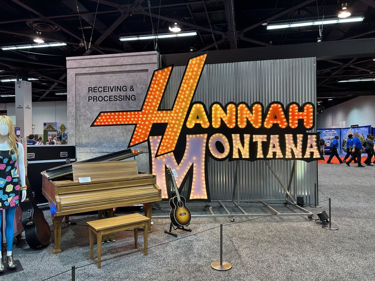 BoardwalkTimes's tweet photo. The neon HANNAH MONTANA sign from Walt Disney Archives at D23. https://t.co/dv57Oo9HcF