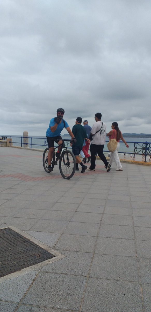 ToolFiona's tweet photo. @elmundoes #santander , aceras asaltadas por bicis y patinetes constantemente y en zonas llenas de ancianos, niños y personas con muletas y andadores https://t.co/BTQ3Y91XvS