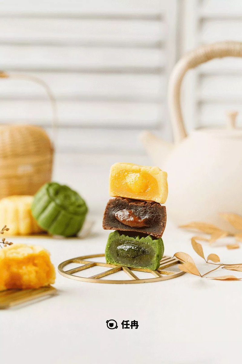 dalecalin50's tweet photo. This Mid-Autumn Festival treat is here! Creamy mooncake with salted egg yolk filling paired with hot osmanthus tea—warm, sweet, and full of festive vibes  #MidAutumnSpecial #FestivalFeast， https://t.co/EINVKQIk4o