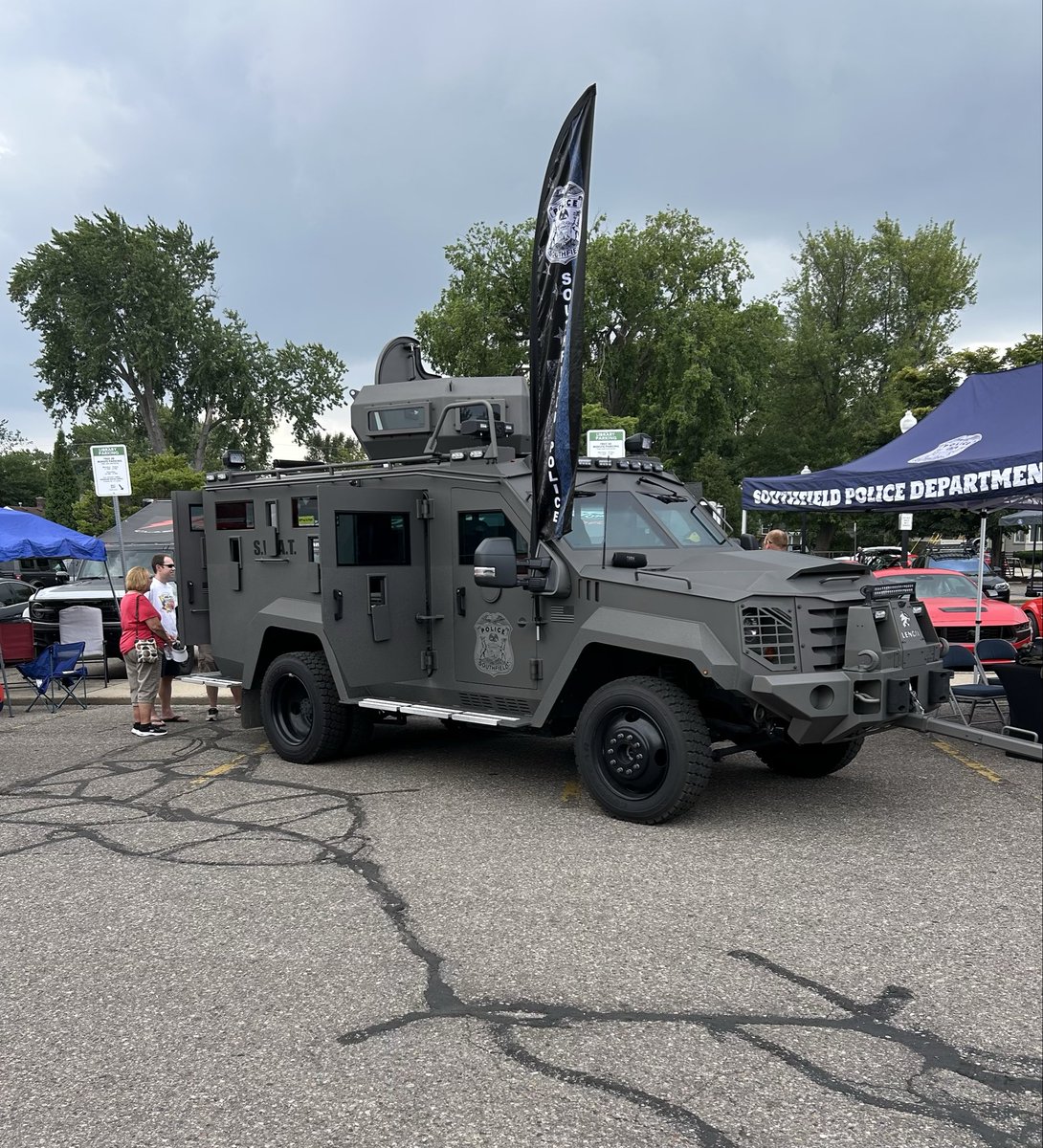 MappingoutMI's tweet photo. Setup for the Lights &amp; Sirens Parade is underway! The parade kicks off at 5:30pm at 9 mile and Woodward #DreamCruise https://t.co/Orayva3xzm