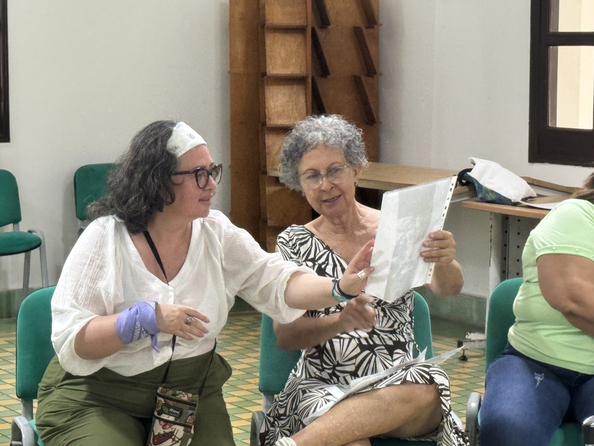 CentroMemoriaH's tweet photo. En Barranquilla se llevó a cabo la jornada de lectura, escritura y oralidad desde los archivos de derechos humanos y materiales bibliográficos, un espacio desarrollado en alianza con la Fundación Cultural La Sombra del Matarratón, la Biblioteca Popular Miguel Espinosa Rangel y la Biblioteca Pública Departamental Meira Delmar.
El encuentro inició con un emotivo ejercicio en el que las y los participantes escribieron cartas dirigidas a las personas damnificadas por el terremoto ocurrido el pasado 10 de agosto, como un gesto de solidaridad y acompañamiento. Desde la palabra escrita, este ejercicio permitió reflexionar sobre cómo la memoria también puede convertirse en una forma de abrazar, acompañar y reconocer las historias de quienes atraviesan momentos difíciles.