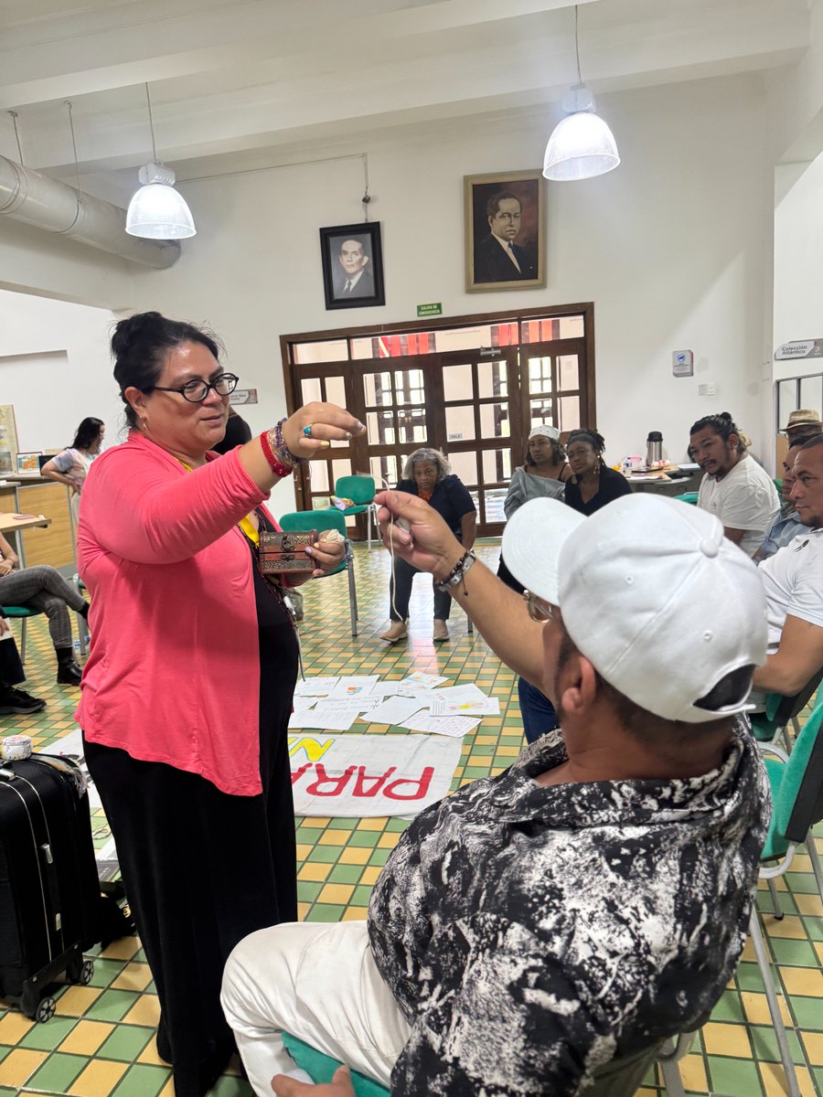 CentroMemoriaH's tweet photo. En Barranquilla se llevó a cabo la jornada de lectura, escritura y oralidad desde los archivos de derechos humanos y materiales bibliográficos, un espacio desarrollado en alianza con la Fundación Cultural La Sombra del Matarratón, la Biblioteca Popular Miguel Espinosa Rangel y la Biblioteca Pública Departamental Meira Delmar.
El encuentro inició con un emotivo ejercicio en el que las y los participantes escribieron cartas dirigidas a las personas damnificadas por el terremoto ocurrido el pasado 10 de agosto, como un gesto de solidaridad y acompañamiento. Desde la palabra escrita, este ejercicio permitió reflexionar sobre cómo la memoria también puede convertirse en una forma de abrazar, acompañar y reconocer las historias de quienes atraviesan momentos difíciles.