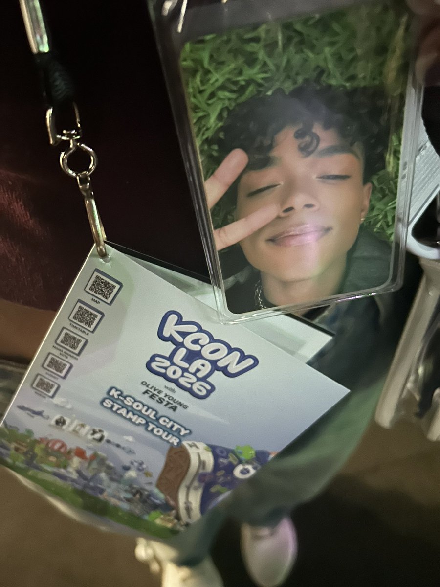 oceansofaqua's tweet photo. me and my Kaue pc ready for KCON!!! https://t.co/11BboDhRsy