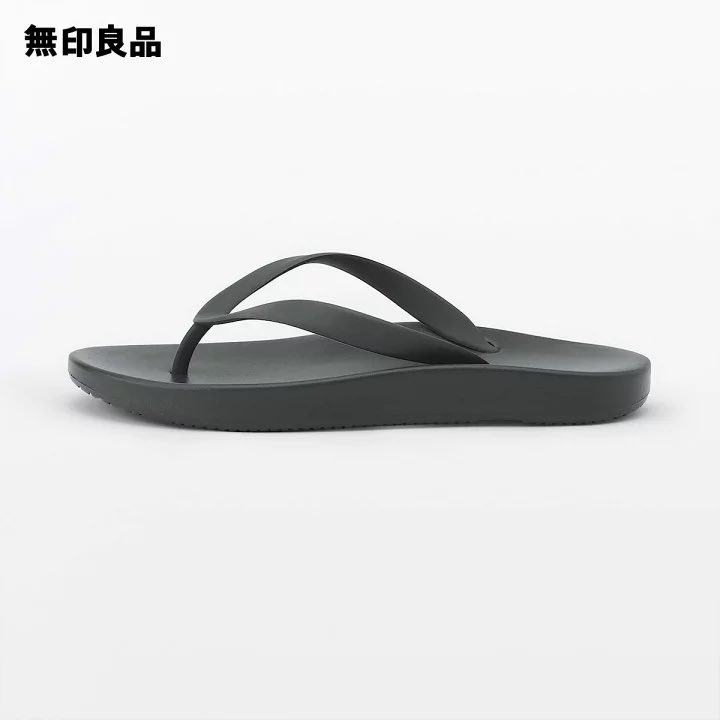 00sh_____'s tweet photo. これ系のサンダル無印良品が正解なのでは、、？
足なりフォルムで歩きやすく価格もめちゃ安い https://t.co/WmllcjwV1b