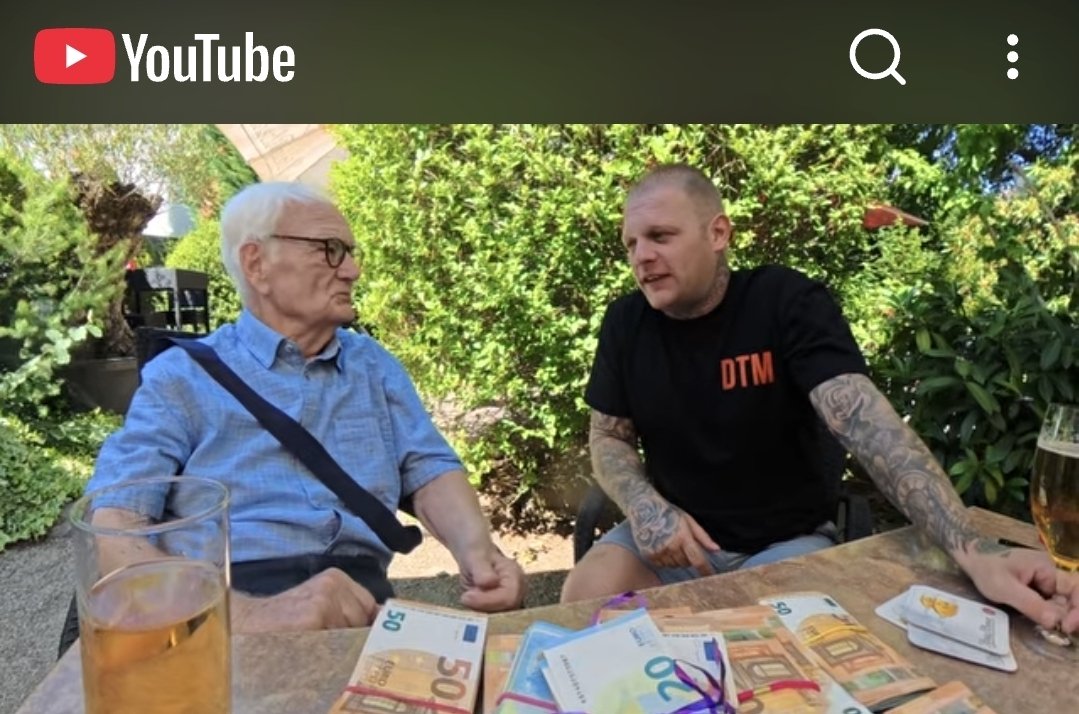 unblogd's tweet photo. Muss man gesehen haben: 

Dieter ist 82 Jahre alt, hat sein Leben lang gearbeitet, ist durch einen Schicksalsschlag in Düsseldorf auf der Straße gelandet und bekommt jetzt durch Crowdfunding noch einen schönen Lebensabend geschenkt.

Seine Gedchichte trifft einen aber noch mehr, wenn man sieht, wie die Regierung Milliarden für Migration und Entwicklungshilfe verballert.

Hier ansehen: https://t.co/eWMoYDzoSi
