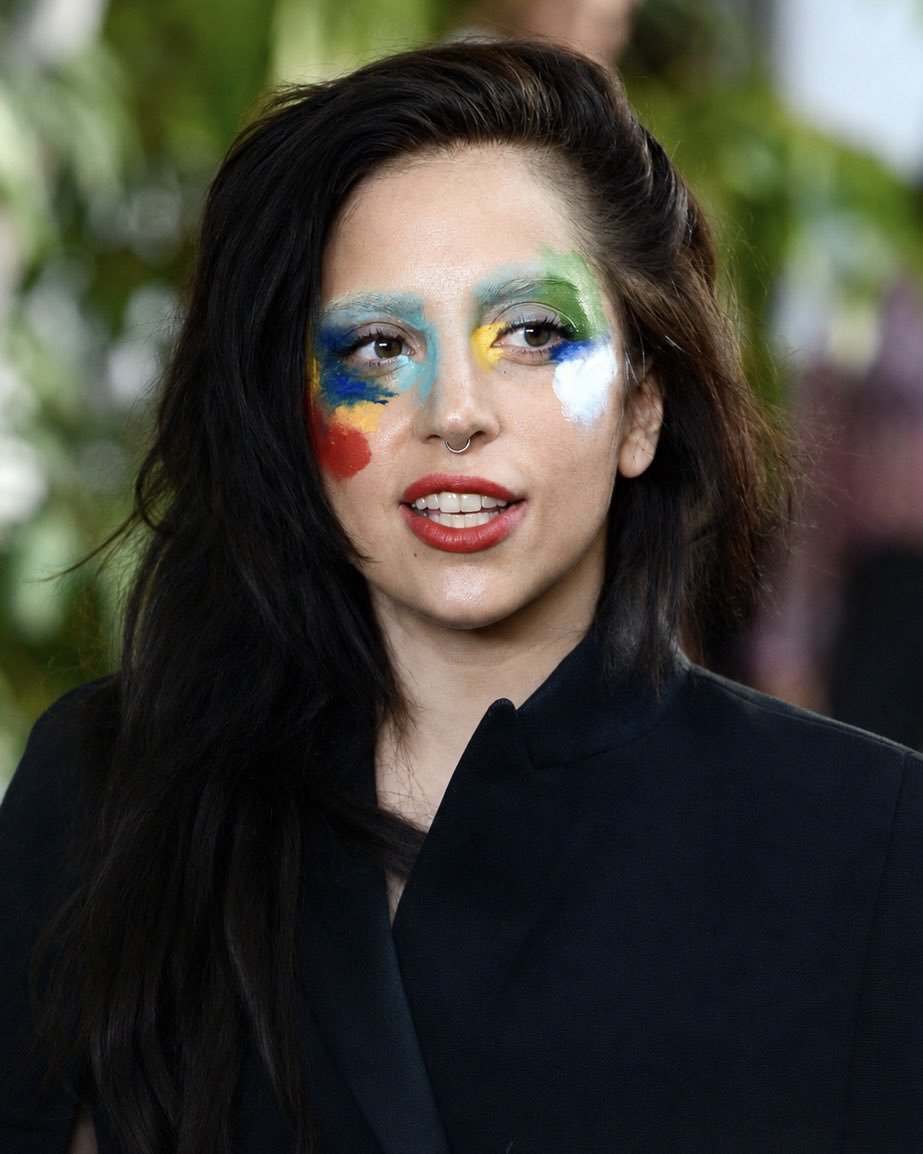 RDTLadyGaga's tweet photo. Lady Gaga divulgando “Applause” em Los Angeles, há exatamente 13 anos. 🔵🎨 https://t.co/TnqjgZmeZW