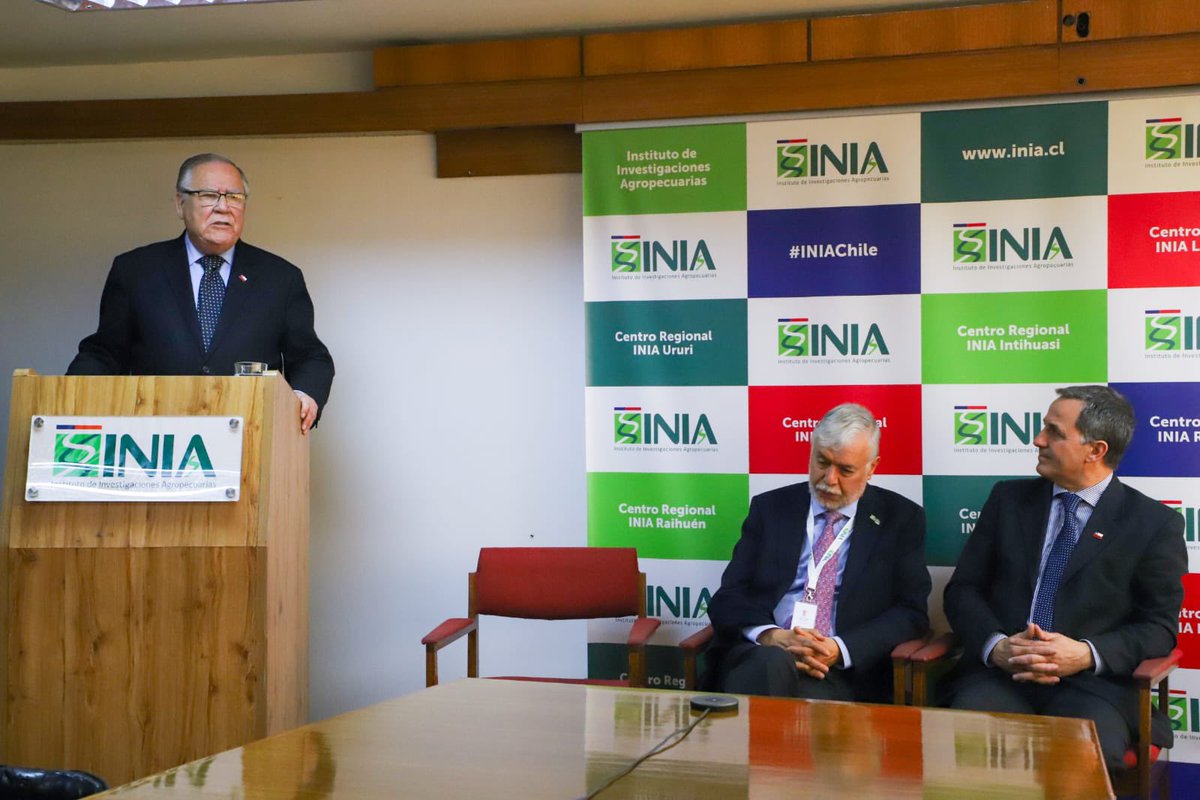 MinagriCL's tweet photo. Hoy, el ministro de Agricultura, Jaime Campos, junto al subsecretario Francesco Venezian se reunieron con funcionarios de @iniachile para formalizar cambios en la Dirección nacional del instituto.  Las autoridades dieron a conocer la renuncia de Carlos Furche, y que se nombró a María Teresa Pino -actual subdirectora nacional de I+D-, como nueva directora nacional (s).   Durante la actividad, se compartieron los principales avances alcanzados en los últimos años y los desafíos para continuar fortaleciendo la investigación, la innovación y la transferencia tecnológica hacia los productores de Chile.