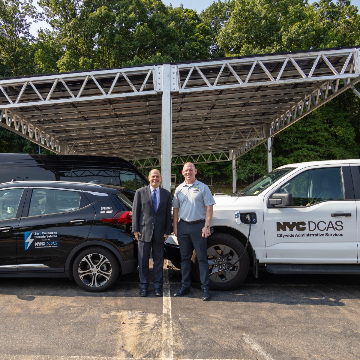 NYCDCAS's tweet photo. Big milestone for NYC green infrastructure! ☀️⚡️

DCAS &amp; @NYCSchools have completed Staten Island’s first-ever solar canopy EV charging station at Petrides School!

🔗 Read the full announcement:

https://t.co/llq3w3z9Hl

#NYC #EVCharging https://t.co/Vx50gnEeGr