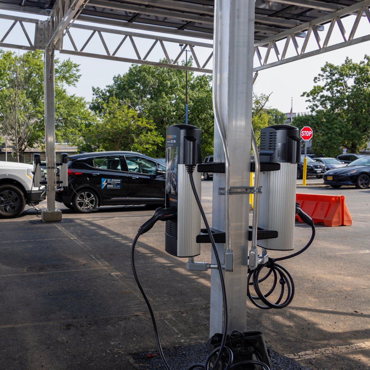 NYCDCAS's tweet photo. Big milestone for NYC green infrastructure! ☀️⚡️

DCAS &amp; @NYCSchools have completed Staten Island’s first-ever solar canopy EV charging station at Petrides School!

🔗 Read the full announcement:

https://t.co/llq3w3z9Hl

#NYC #EVCharging https://t.co/Vx50gnEeGr