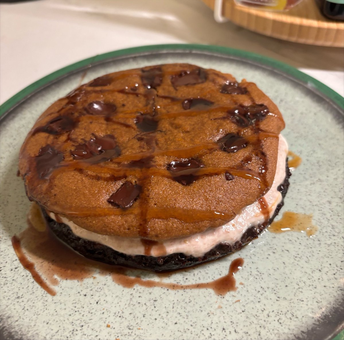 muniiverse_'s tweet photo. made some low calorie slop thats supposed to be a cookie and a brownie https://t.co/C3xyx5Itsj