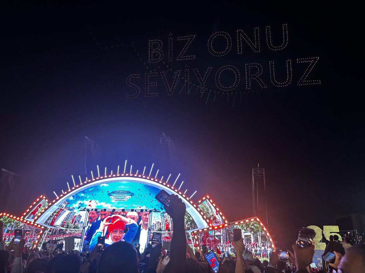 akpartitokat's tweet photo. 📍Ankara - Başkent Millet Bahçesi

🇹🇷 25 YILLIK BİR DAVANIN, BÜYÜK BİR DESTANIN İÇİNDE…

AK Parti’mizin 25. kuruluş yıl dönümü coşkusunu, Türkiye’nin dört bir yanından gelen teşkilat mensuplarımızla birlikte Ankara’da yaşıyoruz.

Milletimizin emanetini omuzlarımızda, Türkiye Yüzyılı hedefimizi yüreğimizde taşıyarak; aynı inanç, aynı heyecan ve aynı kararlılıkla yolumuza devam ediyoruz.

Şimdi büyük buluşma için heyecanla Cumhurbaşkanımız ve Genel Başkanımız Sayın Recep Tayyip Erdoğan’ı bekliyoruz. 🇹🇷

#AKParti25Yaşında