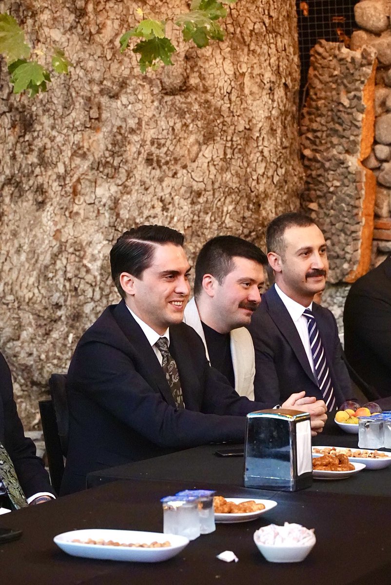 burakkilictc's tweet photo. İl yöneticilerimiz, ilçe Ocak başkanlarımız ve Asena başkanlarımızla olağan toplantımızı gerçekleştirdik.

Birliğimizi ve beraberliğimizi  daha da güçlendirdiğimiz toplantımızda; çalışmalarımızı değerlendirdik, önümüzdeki döneme ilişkin hedeflerimizi istişare ettik.

Aynı ülkünün mensupları, aynı davanın neferleri olarak; omuz omuza, İzmir’imizin dört bir yanında çalışmaya devam edeceğiz.