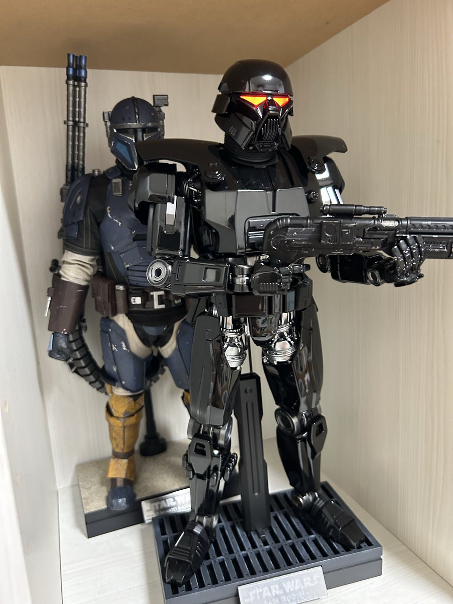 DIO25960104's tweet photo. #スターウォーズ
#マンダロリアン 
#ホットトイズ
ホットトイズから出されてるダークトルーパーとパズヴィズラを出して飾ってみました！やっぱりかっこいい！ホットトイズの腕の付け替えとか武器の持たせ方の有識者さんがいれば助かるのですが、、よければDMまでメッセージ送ってくださると助かります https://t.co/cse6dSMLPr